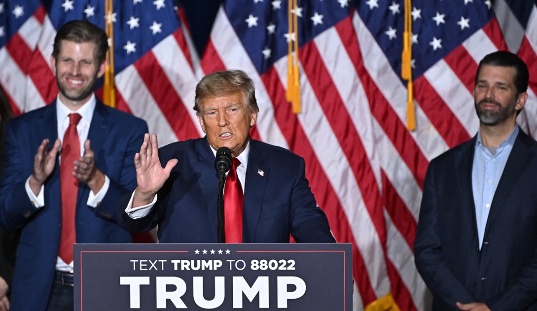 ترامب ونجليه دونالد الابن وإريك أثناء الحملة الانتخابية (أرشيفية)